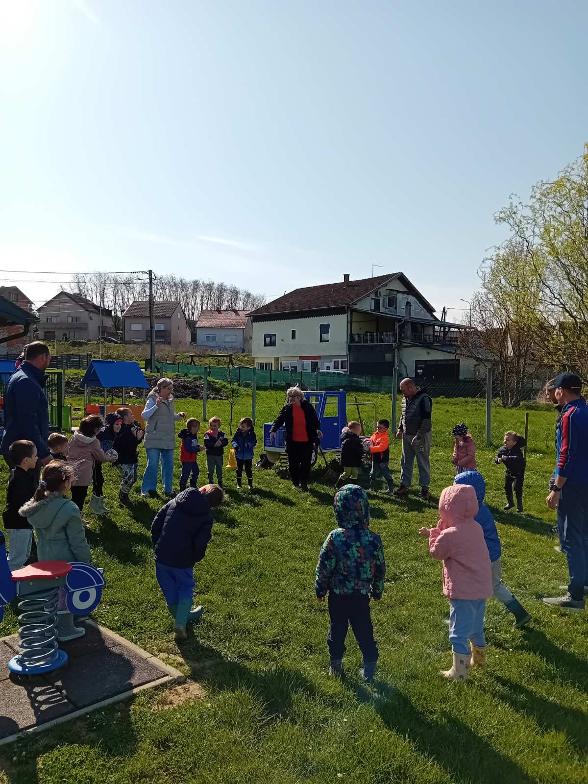 Mali "Vrapčići" i veliki tate zasadili voćke!