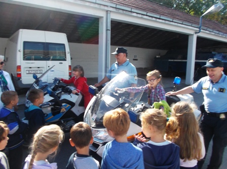 Starije odgojne skupine u povodu dana police posjetile djelatnike PU Bjelovar